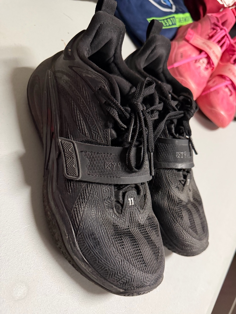 Kyrie Irving basketball shoes - men